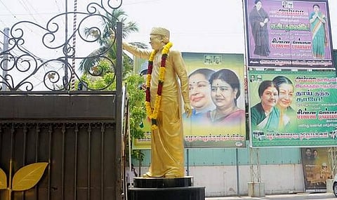 அதிமுக தலைமை அலுவலகத்தில் நிர்ப்பந்தத்தால் சசிகலா படம் அகற்றம்: கே.வி.ராமலிங்கம் எம்எல்ஏ கருத்து