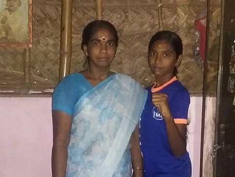 அறம் பழகு எதிரொலி: தி இந்து வாசகர்களின் உதவியுடன் குத்துச்சண்டை போட்டிக்காக நேபாளம் செல்கிறார் யோகேஸ்வரி