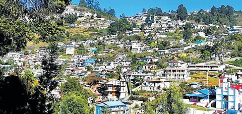 கொடைக்கானலில் கடும் வறட்சியால் சுற்றுலா பயணிகள் தவிப்பு: தண்ணீர் இல்லாததால் விடுதிகள் காலி; மக்கள் சாலை மறியல்