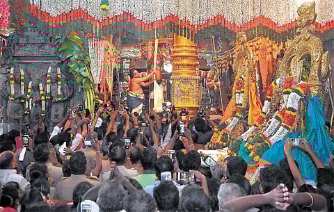 மதுரை மீனாட்சி அம்மன் கோயில் சித்திரை திருவிழா கொடியேற்றம்: மே 7-ம் தேதி திருக்கல்யாணம்