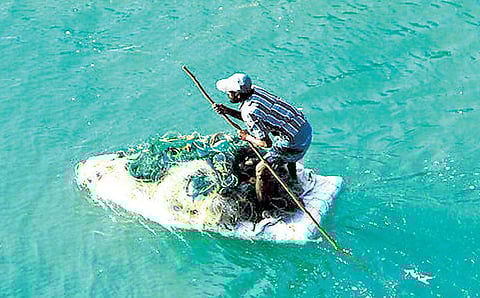 காணாமல் போன கட்டுமரங்களுக்கு தெர்மாகோல் மூலம் மீனவர்கள் புத்துயிர்