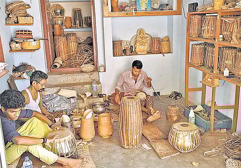 இசை மழையில் நனையும் பெருவம்பா கிராமம்: கலைஞர்களின் நுட்பத்துக்கேற்ப இசைக் கருவிகள் தயாரிப்பு