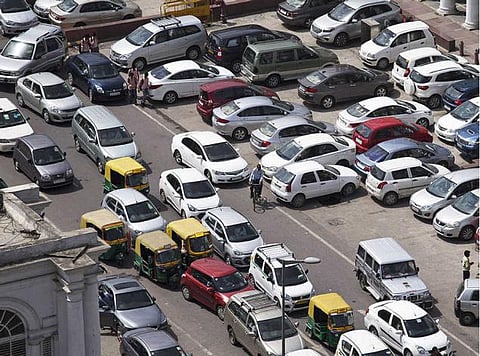 10 ஆண்டு பழமையான டீசல் வாகனங்களுக்கு தடை: சட்ட விதிகளை மீறிவிட்டது தேசிய பசுமை தீர்ப்பாயம் - மத்திய அரசு அறிக்கை தாக்கல்