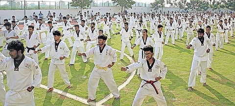 டேக்வாண்டோவில் கின்னஸ் சாதனை முயற்சி: மதுரையில் மாணவர்கள் அசத்தல்