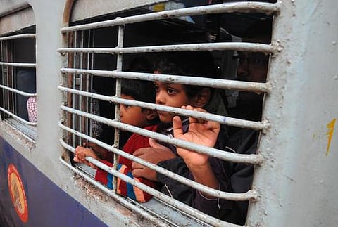 பயணியை எழுப்ப மறுத்த ரயில்வேக்கு ரூ. 5,000 அபராதம்