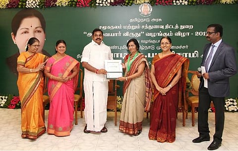 பத்மா வெங்கட்ராமனுக்கு அவ்வையார் விருது: முதல்வர் பழனிசாமி வழங்கினார்