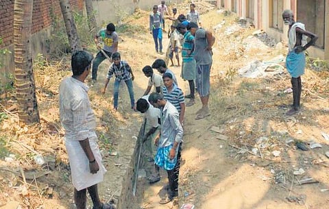 ‘வாட்ஸ் அப்’ மூலம் ஒன்று திரண்டு நீர் நிலைகளை பாதுகாக்க களமிறங்கிய இளைஞர்கள்