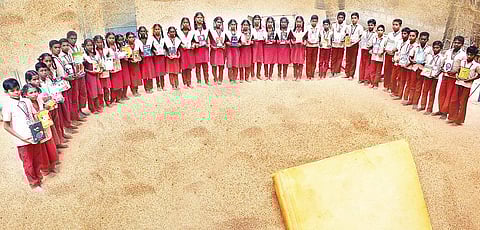 புத்தகங்களை நேசிக்கும் அரசுப் பள்ளி மாணவர்கள்!