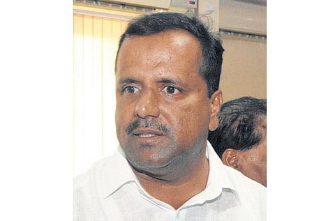 விஐபி கலாச்சாரத்தை ஒழிக்க மத்திய அரசு நடவடிக்கை: காரில் சிவப்பு சுழல் விளக்கை அகற்ற கர்நாடக அமைச்சர் காதர் மறுப்பு