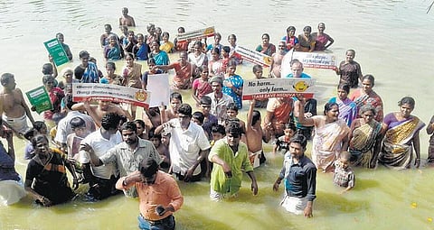 ஹைட்ரோ கார்பன் திட்டத்துக்கு எதிராக போராட்டம் தீவிரம்: நெடுவாசலில் மனிதச் சங்கிலி; குளத்தில் இறங்கி கோஷம்