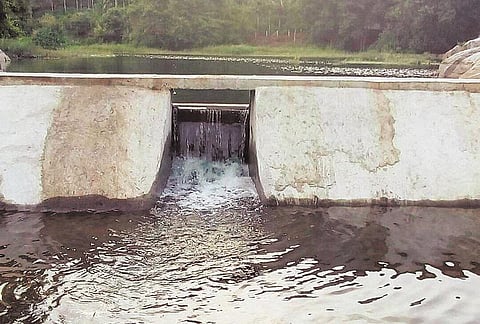 அட்டப்பாடி தேக்குவட்டை பவானி ஆற்றில் அமைக்கப்பட்ட புதிய தடுப்பணை கதவுகள் உடைப்பு - மர்ம கும்பல் கைவரிசை?: கேரள போலீஸார் விசாரணை