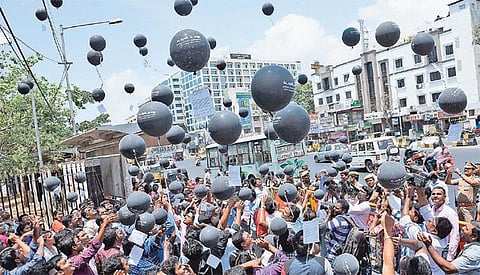 தீவிரமடைந்த டாக்டர்கள் போராட்டம்: அரசு மருத்துவமனைகளில் அறுவை சிகிச்சைகள் நிறுத்தம் - இன்று முதல் புறநோயாளிகள் பிரிவு புறக்கணிப்பு