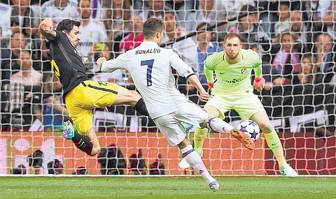 சாம்பியன்ஸ் லீக் அரை இறுதியில் ரொனால்டோவின் ஹாட்ரிக் கோலால் ரியல் மாட்ரிட் அணி அசத்தல் வெற்றி