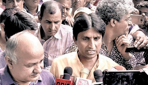 குமார் விஸ்வாஸ் மீது குற்றச்சாட்டு சுமத்திய ஆம் ஆத்மி எம்எல்ஏவை சஸ்பெண்ட் செய்தார் கேஜ்ரிவால்