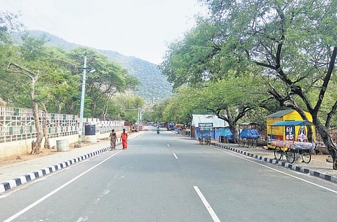 கோடை விடுமுறையில் வெறிச்சோடிய ஒகேனக்கல்: வேலையிழந்து வாடும் தொழிலாளர்கள்