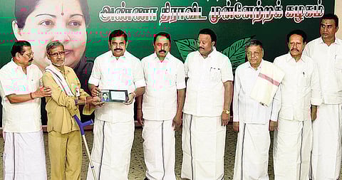 அண்ணா தொழிற்சங்கத்தை சேர்ந்த 103 தொழிலாளர்களுக்கு நிதியுதவி: முதல்வர் பழனிசாமி வழங்கினார்