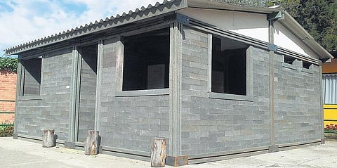 ஐந்து நாட்களில் பிளாஸ்டிக் வீடு