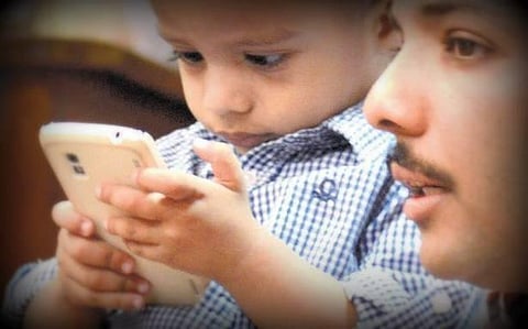 ஸ்மார்ட்ஃபோன் பயன்படுத்தும் குழந்தைகளுக்கு பேச்சு வர தாமதமாகும்: ஆய்வில் தகவல்