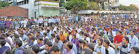 மருத்துவ மாணவர்கள் போராட்ட விவகாரம்: அரசின் நடவடிக்கை குறித்து சுகாதாரத் துறை செயலாளர் உயர் நீதிமன்றத்தில் விளக்கம்