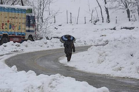 பனிப்புயலில் சிக்கிய வேன் கவிழ்ந்து 5 பேர் பலி