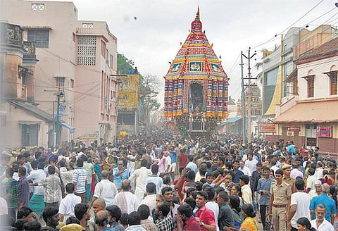 தஞ்சாவூர் பெருவுடையார் கோயில் சித்திரை தேரோட்டம் கோலாகலம்: ஆயிரக்கணக்கான பக்தர்கள் வடம் பிடித்தனர்