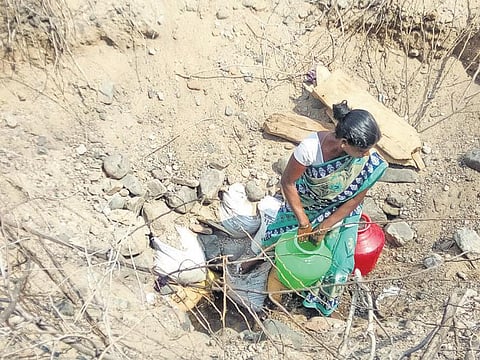 வறட்சியின் கோரப்பிடியில் ஒகேனக்கல் வனப்பகுதி: சின்னாற்றில் ஊற்றுப் பள்ளம் தோண்டி தண்ணீர் சேகரிக்கும் மக்கள் - யானைகள் நடமாட்டத்திற்கு இடையே சவாலான வாழ்க்கை