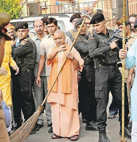 தூய்மையில் பின்தங்கிய உ.பி.: கையில் துடைப்பத்தை எடுத்த யோகி ஆதித்யநாத்