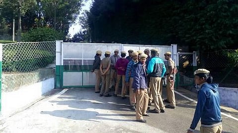 சசிகலா தரப்பு அனுமதி பெற்று கோடநாடு பங்களாவில் அதிகாரிகள் சோதனை: அதிநவீன சென்ஸார் கதவுகள் அகற்றம்?