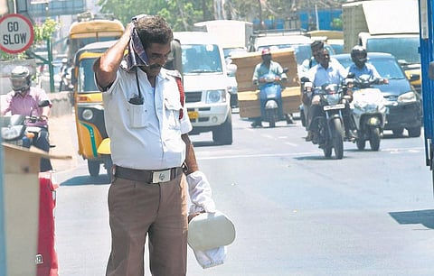 அக்னி வெயிலை சமாளிக்க போக்குவரத்து போலீஸாருக்கு தெர்மாகோல் தொப்பி: சென்னை காவல்துறை நடவடிக்கை