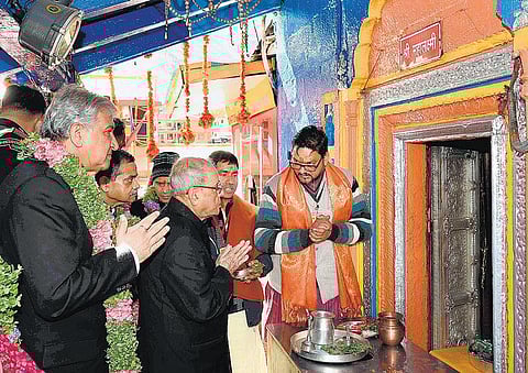 பத்ரிநாத் கோயிலில் பிரணாப் முகர்ஜி வழிபாடு நாட்டின் நலனுக்காக பிரார்த்தனை