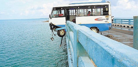 பாம்பன் பால தடுப்புச் சுவரில் வேன் மோதி விபத்து: சுற்றுலா பயணிகள் 14 பேர் உயிர் தப்பினர்