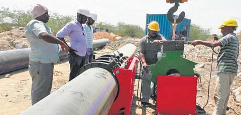 சென்னையின் குடிநீர் தேவைக்காக குவாரியில் இருந்து தண்ணீர் எடுக்க குழாய் அமைக்கும் பணி தொடக்கம்: சுத்திகரித்து விநியோகிக்க ஏற்பாடு