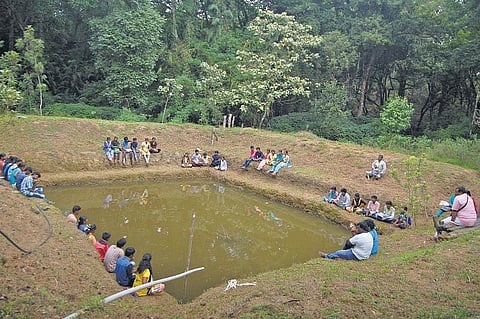 பழங்குடிகளைப் படித்த மாணவர்கள்!
