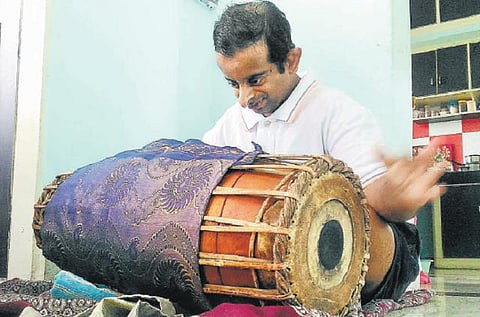 மிருதங்கம் வாசிப்பதில் தடம் பதிக்கும் ஆட்டிசம் பாதித்த இளைஞர்