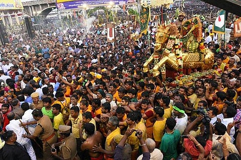 பச்சை பட்டு உடுத்தி வைகை ஆற்றில் இறங்கினார் கள்ளழகர்