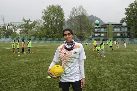 சிறந்த கால்பந்து வீராங்கனையான காஷ்மீரின் அஃப்ஷன் ஆஷிக் கல்வீச்சுத் தாக்குதலில் ஈடுபட நேர்ந்த அவலம்