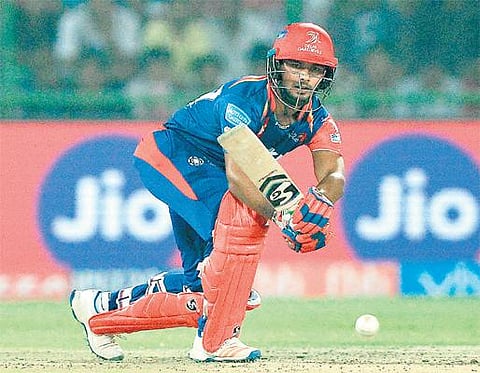 ப்ளே ஆஃப் சுற்று வாய்ப்பை இழந்த நிலையில் டெல்லி - குஜராத் அணிகள் இன்று மோதல்