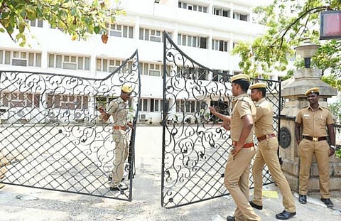 நீதிபதி கர்ணன் எங்கே?- விருந்தினர் மாளிகையில் போலீஸ் குவிப்பு