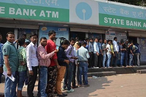 ஒவ்வொரு முறை ஏடிஎம்.மில் பணம் எடுக்கும்போதும் ரூ.25 கட்டணம்: எஸ்பிஐ முடிவு