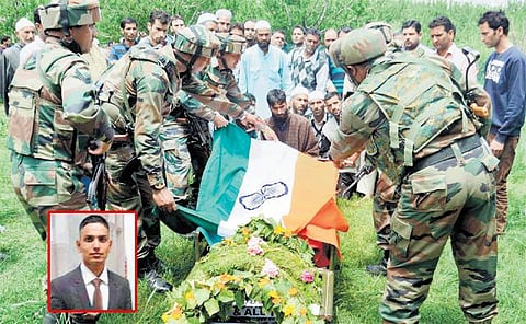 காஷ்மீரில் ராணுவ அதிகாரி கடத்திக் கொலை