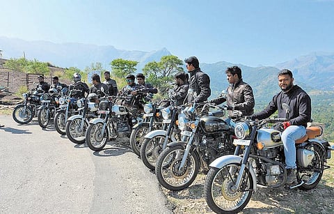 புல்லட்டில் விரையும் இளைஞர்கள்