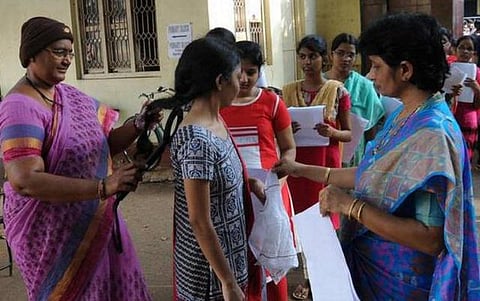 ‘வசூல்ராஜா எம்பிபிஎஸ்’ திரைப்பட பாணியில் தேர்வில் முறைகேடு கூடாது என்பதாலேயே இவ்வளவு கெடுபிடி: நீட் தேர்வு மையங்களில் பணியாற்றிய ஆசிரியர்கள் விளக்கம்