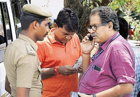 கொல்கத்தா போலீஸார் சென்னையில் முகாம்: நீதிபதி கர்ணனை கைது செய்ய தீவிரம் - செல்போன் சிக்னலை வைத்து ஆந்திராவிலும் தேடுகின்றனர்