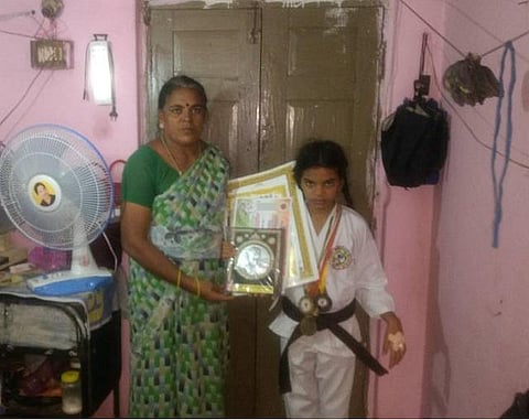 அறம் பழகு எதிரொலி: தி இந்து வாசகர்களின் உதவியுடன் கராத்தே போட்டிக்காக மலேசியா செல்லும் ஹேமாவர்ஷினி