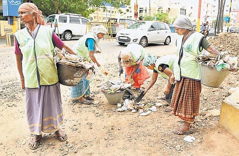 சித்திரை விழாவில் குவிந்த 850 டன் குப்பை: ஒரே நாளில் அகற்றிய துப்புரவு தொழிலாளர்கள்