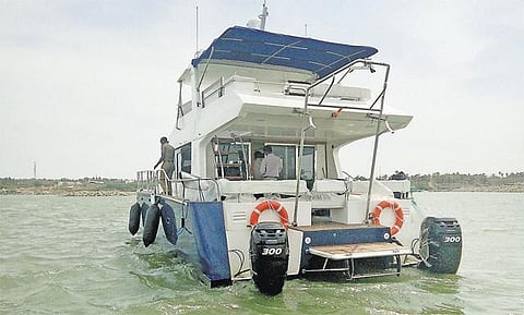 கன்னியாகுமரி அருகே சின்னமுட்டம் துறைமுகத்தில் இலங்கை மீனவர்களுடன் நுழைந்த சொகுசு படகு: போலீஸ் கண்காணிப்பு இல்லாததால் பரபரப்பு