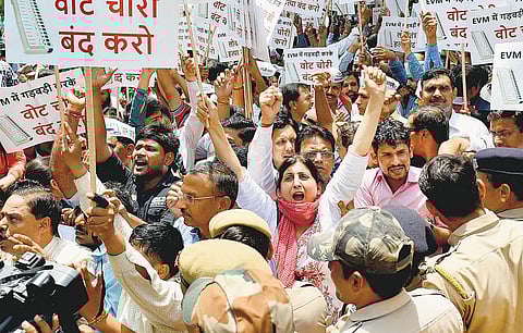 ‘விவிபாட்’ இயந்திரத்தை பயன்படுத்த கோரி தேர்தல் ஆணைய அலுவலகம் முன்பு ஆம் ஆத்மி போராட்டம்