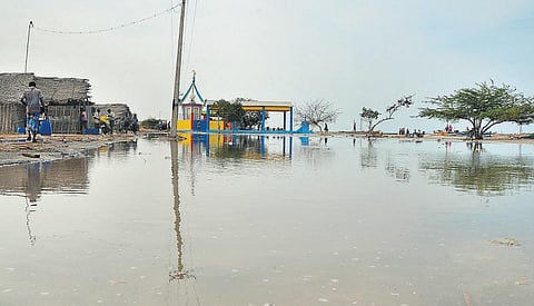 தூத்துக்குடி பகுதியில் கடல் சீற்றத்தால் 100 மீ. தூரத்துக்கு தண்ணீர் சூழ்ந்தது: கருவாடு களங்கள், 10 பைக்குகள் மூழ்கின