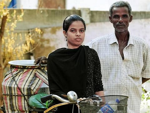 மரண சோகமோ வறுமைத் துயரமோ எதுவும் தடையல்ல: பிளஸ் 2 தேர்வில் சாதித்த திருச்சி மாணவி