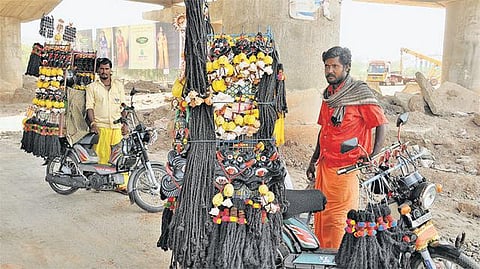 திருஷ்டி பொம்மைகளுக்கு அதிகரிக்கும் மவுசு: மொபட் பயணத்திலேயே சிறகடிக்கும் வியாபாரம்